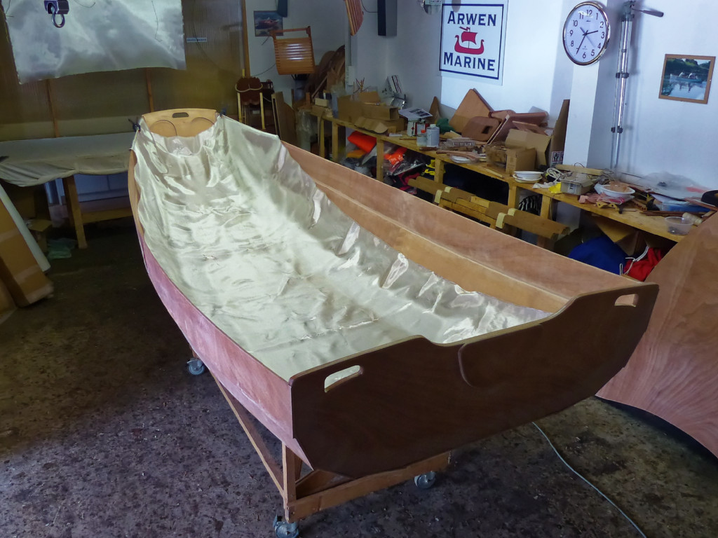 Apr&egrave;s un bon d&eacute;poussi&eacute;rage &agrave; l'aspirateur puis au chiffon humide, je drape le tissu de verre sur la surface int&eacute;rieure en vue de la stratification.