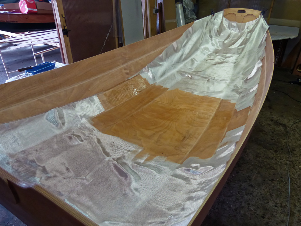 J'ai &eacute;tal&eacute; au rouleau cette flaque de r&eacute;sine, et je continue &agrave; saturer le tissu de verre au rouleau. 