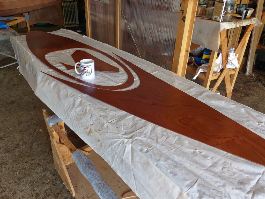 Et couche d'impr&eacute;gnation sur les panneaux en contreplaqu&eacute; sapelli. On aper&ccedil;oit &agrave; c&ocirc;t&eacute; du mug collector le d&eacute;licat petit tableau arri&egrave;re et la cloison qui s&eacute;parera le cockpit du caisson arri&egrave;re. 