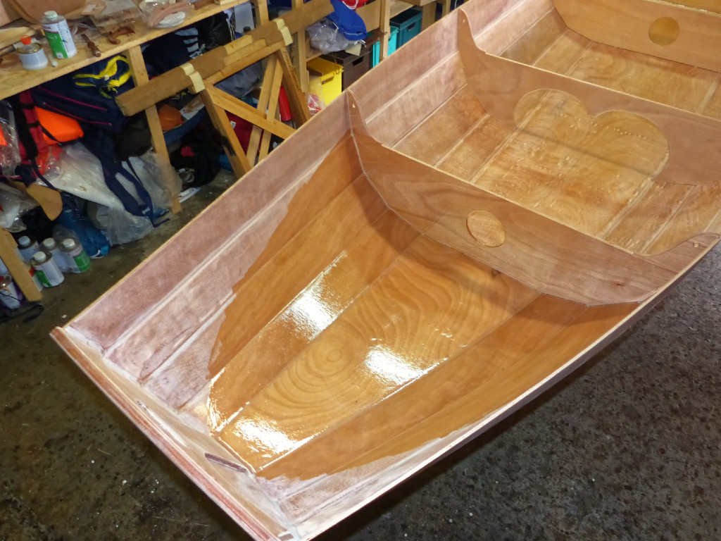 J'ai d&eacute;cid&eacute; de faire en une seule session le collage des cloisons et celui des si&egrave;ges : je commence par passer une seconde couche d'&eacute;poxy claire sur toute la surface int&eacute;rieure des caissons (bordage, cloison et surface inf&eacute;rieure des si&egrave;ges) afin de renforcer l'&eacute;tanch&eacute;it&eacute; de la couche de protection, puis je fais les joints-cong&eacute;s des cloisons. 