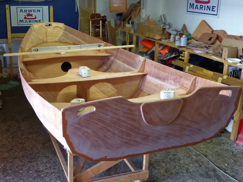 Puis les si&egrave;ges sont pos&eacute;s en place, apr&egrave;s que j'aie pass&eacute; une couche d'&eacute;poxy claire sur leur surface inf&eacute;rieure, et lest&eacute;s par des gueuses de plomb. Je fais ensuite un joint-cong&eacute; le long de tous leurs joints avec le bordage. 