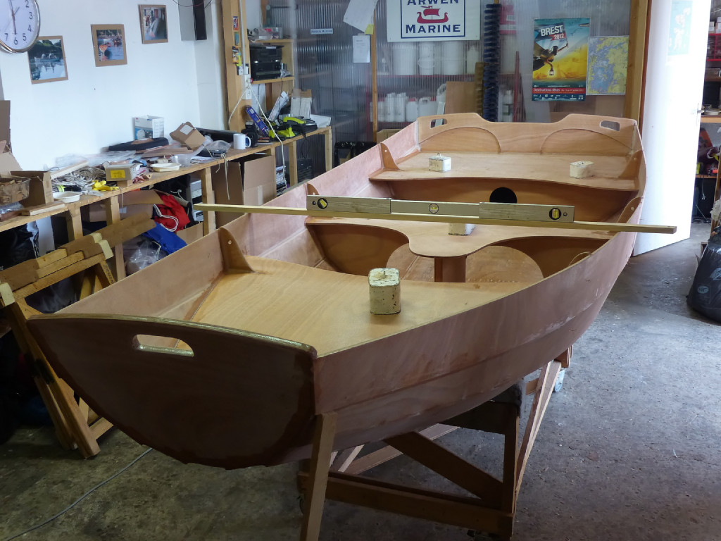 Le niveau &agrave; bulle m'a servi &agrave; r&eacute;gler l'angle de la b&eacute;quille que l'on aper&ccedil;oit au premier plan (avec de bons yeux) cal&eacute;e sous le bord&eacute; 4. C'est en effet la derni&egrave;re chance pour rattraper un tr&egrave;s l&eacute;ger voilage &agrave; la proue. 