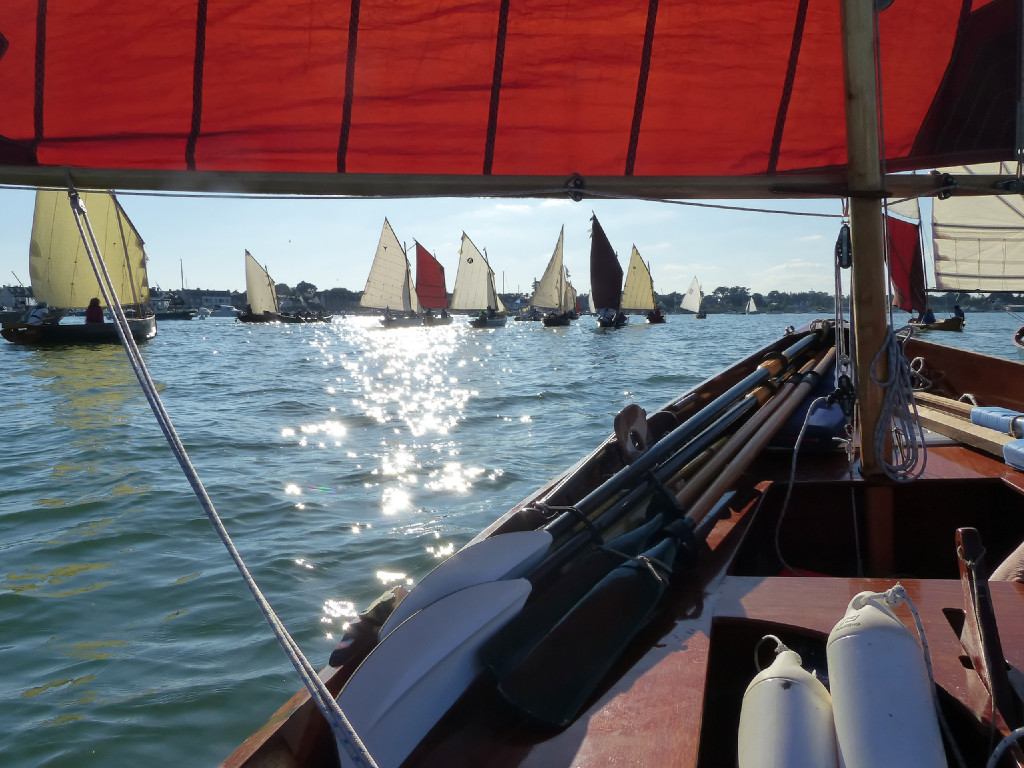 Autre évèvement majeur depuis nos dernières "nouvelles, la Semaine du Golfe, à laquelle je participais avec "Gandalf" dans la flottille 2, celle des voile-avirons, où nous étions 250 inscrits et 150 navigants, là aussi un record pour cette 9e édition. Que dire sur la Semaine du Golfe qui ne l'ait déjà été ? Si vous n'y étiez pas, venez donc à la prochaine édition, dans deux ans ! 