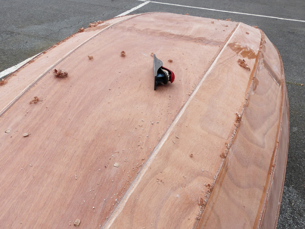 J'utilise ensuite ce petit rabot pour rabattre l'ar&ecirc;te du bas des bord&eacute;s 1 sur le bord de la sole, car la stratification doit couvrir la sole et les deux bord&eacute;s 1, et il est hors de question que le tissu de verre se plie en Z sur cette ar&ecirc;te. 