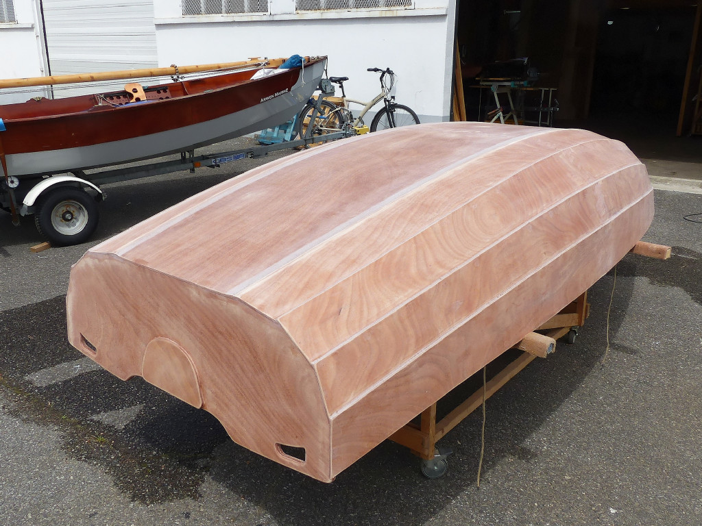 Puis je "nettoie" tous les joints que je n'ai pas repris depuis le premier collage et je refais les joints partout, en faisant un joint tr&egrave;s large entre la sole et les deux bord&eacute;s 1 afin que le tissu de verre se conforme sans faire de bulles. Ici, je ponce tous ces nouveaux joints en vue de l'&eacute;tape suivante. 