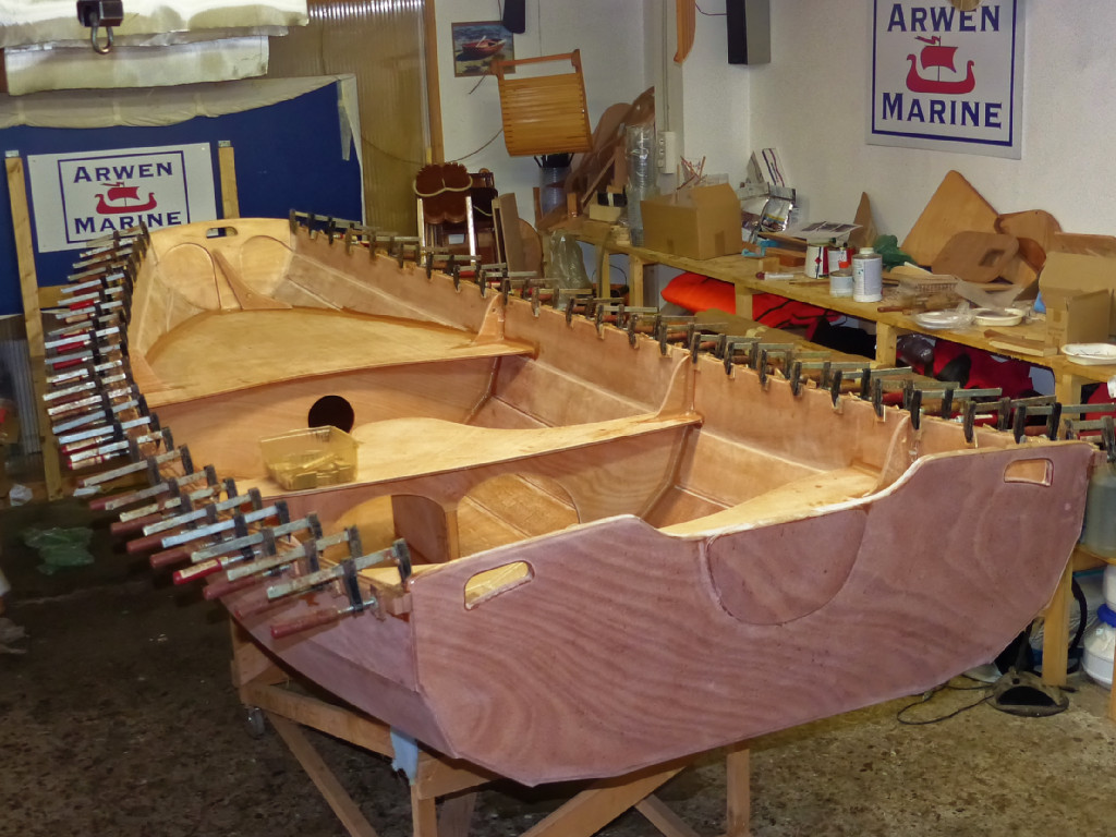 Apr&egrave;s avoir laiss&eacute; durcir l'&eacute;poxy, ponc&eacute; toute le surface ext&eacute;rieure, je retourne le PassageMaker Dinghy et je colle les listons. 