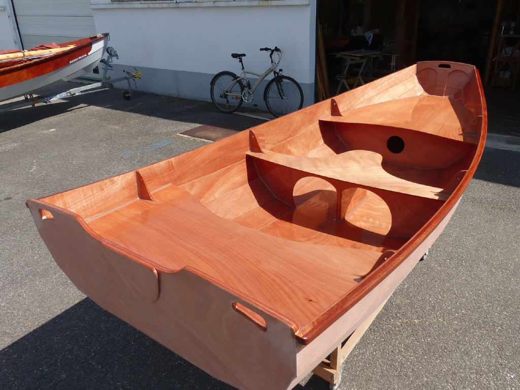 Apr&egrave;s divers pon&ccedil;ages dont je vous fais gr&acirc;ce des d&eacute;tails (&ccedil;a parait bizarre &eacute;crit comme &ccedil;a, mais je crois que c'est correct, ou bien), je passe une nouvelle couche d'&eacute;poxy claire sur toute le surface int&eacute;rieure. 