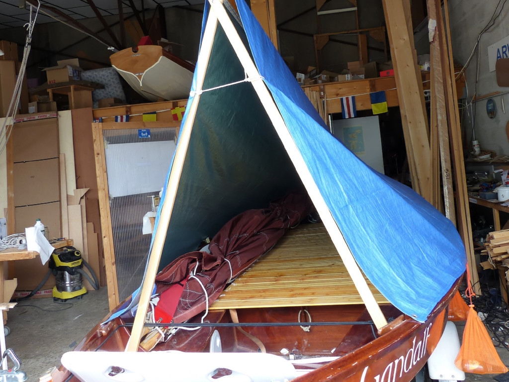 On jette une b&acirc;che sur le m&acirc;t et sur tout le bordel mat&eacute;riel de navigation. Au passage, j'ai essay&eacute; d'utiliser la voile &agrave; cet effet, pour souligner l'aspect authentique (humide et puant), mais la misaine de Gandalf est tr&egrave;s haute et il est difficile de trouver des points d'amarrage, sauf dans la partie basse de la voile o&ugrave; les oeillets de prise de ris permettraient de l'amarrer. Mais les oeillets des hanets de ris sont un peu trop authentiques en fournissant une bonne douzaine de petites entr&eacute;es d'eau, donc la voile reste ferl&eacute;e et humide, et je pourrai la serrer sur mon coeur esseul&eacute; pendant la nuit. 