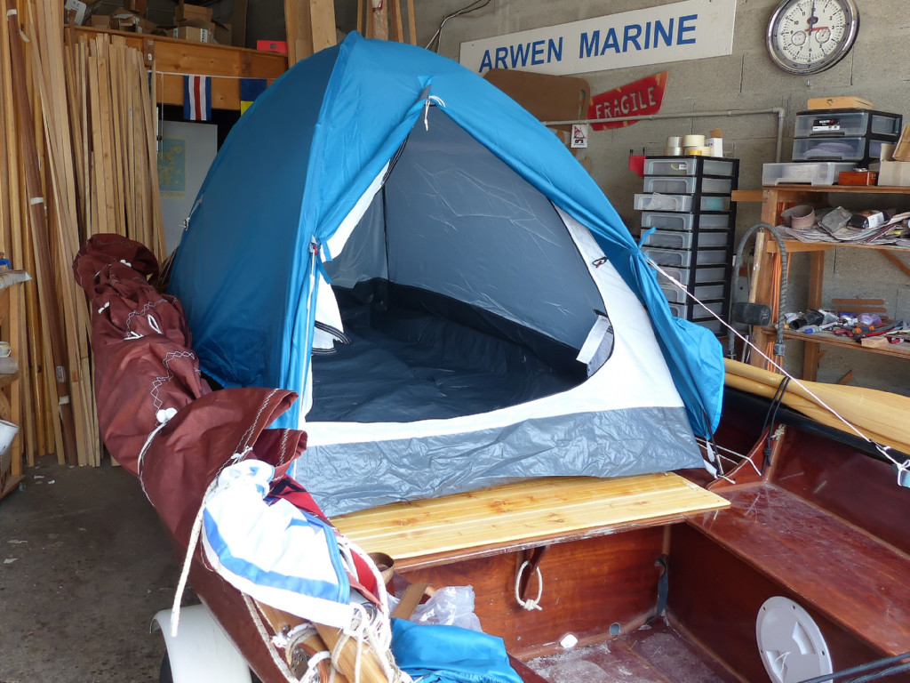 Voila ce que &ccedil;a donne avec la tente mont&eacute;e : plus qu'&agrave; allumer le feu de camp devant la tente ! 