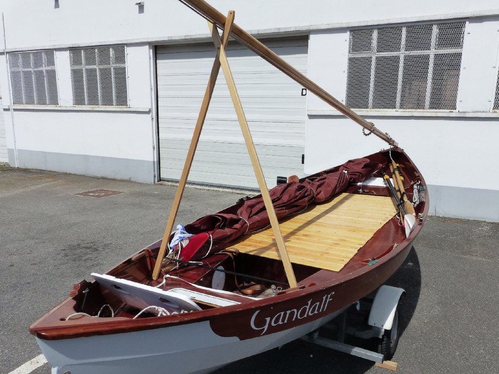 Pour le plan A, j'utilise le m&acirc;t comme faiti&egrave;re pour dresser une b&acirc;che qui fleure bien plus le cabanage authentique, bien humide et puant le goudron et le poisson pourri ! La voile et les avirons restent avec le ou les dormeurs afin d'accentuer l'aspect humide et puant. 