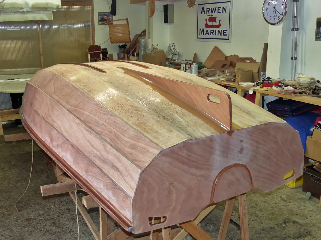 Je fais aussi un petit joint-cong&eacute; autour du petit "blason" qui sert &agrave; augmenter l'&eacute;paisseur du tableau arri&egrave;re &agrave; l'endroit o&ugrave; on fixera &eacute;ventuellement un moteur hors-bord un jour. 