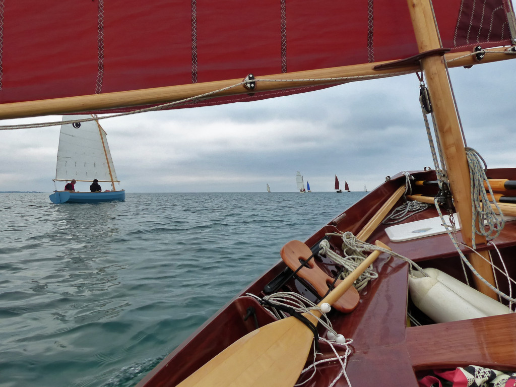 Nous sommes tous arrivés au rendez-vous de Port-la-Forêt le mercredi 21 au soir et avons dormi dans nos voitures ou nos bateaux. J'en ai profité pour tester mon cabanage en réel et je dormirai donc les 4 nuits à bord sous la bâche sans utiliser mon plan B (petite tente "plantable" à bord ou sur le rivage). Le matin du jeudi, nous prenons la mer pour aller remonter l'Odet jusqu'au "Vire-Court". Nous redescendons et mettons le cap dur la plage de la pointe de Kergall à Loctudy. On voit ici le Creizic de Gwendal, qui a embarqué pour la journée Mélanie, de la revue "La Chasse-Marée". Je n'ai bêtement pas fait d'autres images de la navigation de ce premier jour. 