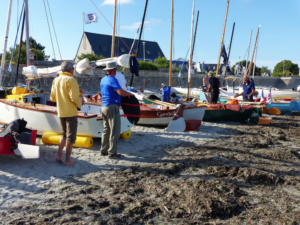 Nous arrivons à la plage de Loctudy peu après la pleine mer et choisissons de remonter les bateaux en haut de la plage afin qu'ils passent la nuit au sec (sauf Avel Dro, l'Ilur de Roger, et "Petit Budget" qui restent sur ancre plus bas sur la grêve). Ceux qui ne dorment pas à bord vont planter leur tente sur la pelouse de l'Ecole de Voile, (par accord préalable). 