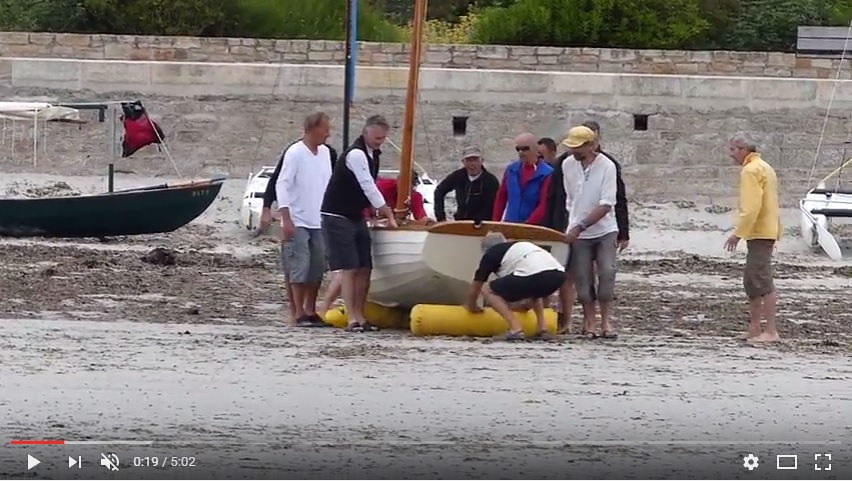 Le lendemain matin, pas de bol, nous devons partir alors que la marée est pile-poil au plus bas. Seuls "Petit Budget" et "Avel Dro" flottent, nous devons faire parcourir 200 mètrea aux dix autres bateaux pour atteindre la laisse de basse-mer. Heureusement, Francis et Jean-David avaient eu la présence d'esprit de prendre deux rouleaux de mise à l'eau chacun. Sans eux, le travail de mise à l'eau eût été nettement moins amusant. J'ai fait une vidéo de la mise à l'eau de l'Ilur "Bénétin". 