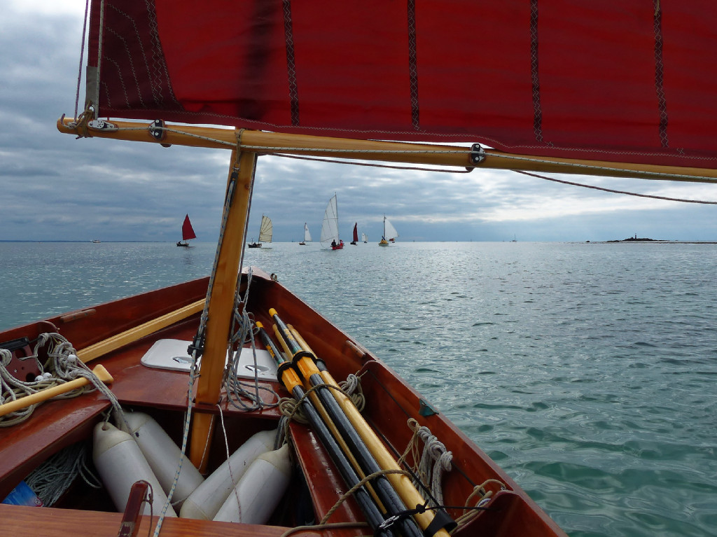 Après avoir descendu nos dix bateaux, nous mettons le cap au sud-est vers l'ile aux Moutons, qui se trouve à mi-chemin entre la pointe de Mousterlin et les Glénan. Les cailloux que l'on aperçoit ici sont ceux de Carrec Hir. 