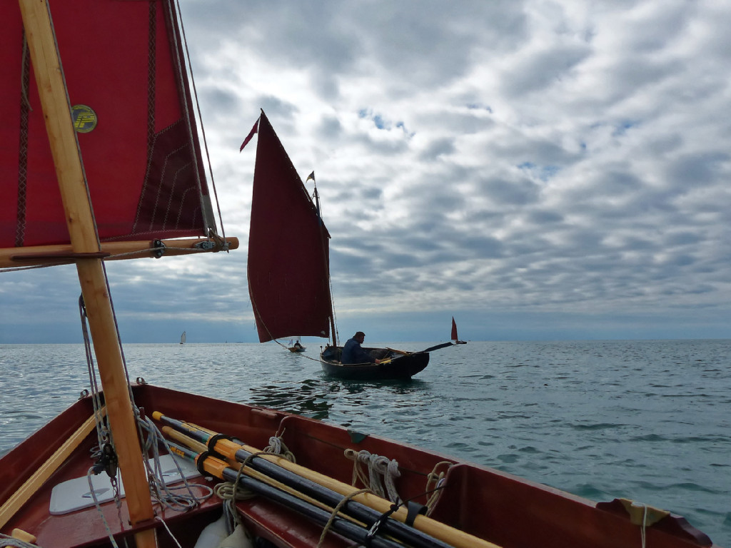 Roger sur Avel Dro, avec Tournepierre au bout le son aviron de godille. 