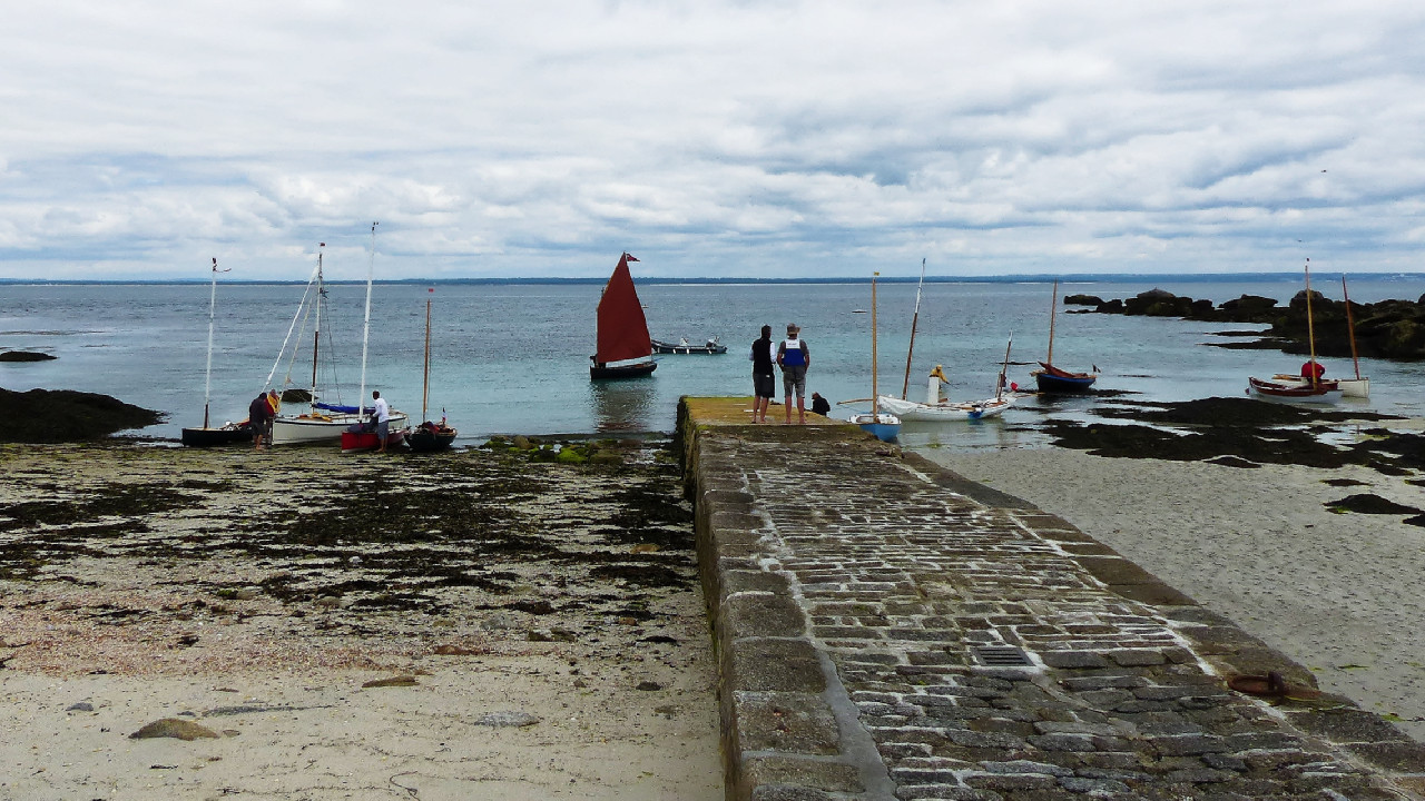 Arrivée sur la grève nord de l'ile aux Moutons. Il manque encore Piff, que l'on distingue au loin, et Avel Dro, caché sur la gauche de l'image. 