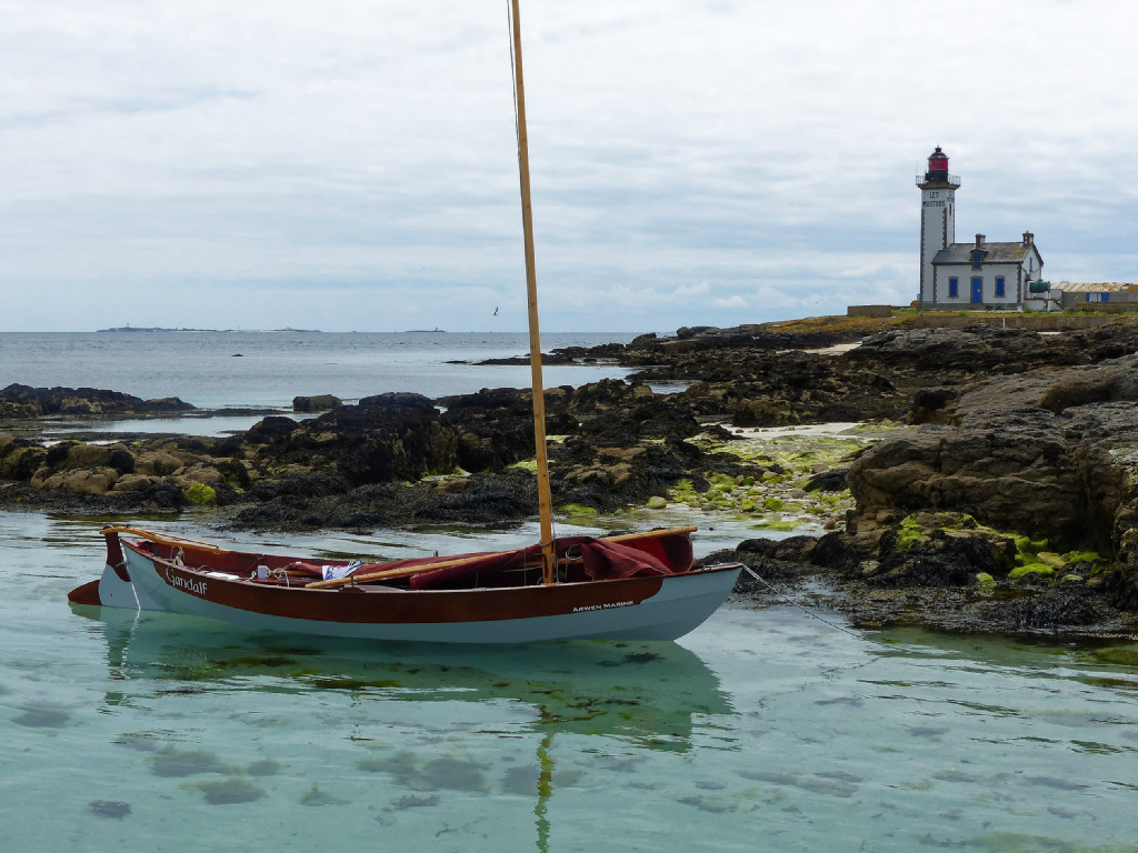 Celle-ci est pour la carte postale avec le phare des Moutons en arrière-plan. 