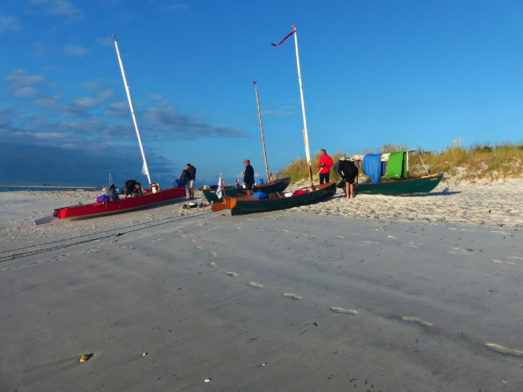 Tout le monde se retrouve sur la plage pour le petit-déjeuner. Ceux qui ne dormaient pas dans leur bateau avaient pris un lit au gîte de l'Ile St-Nicolas, car il est interdit de camper à cause de la réserve naturelle de l'île. 