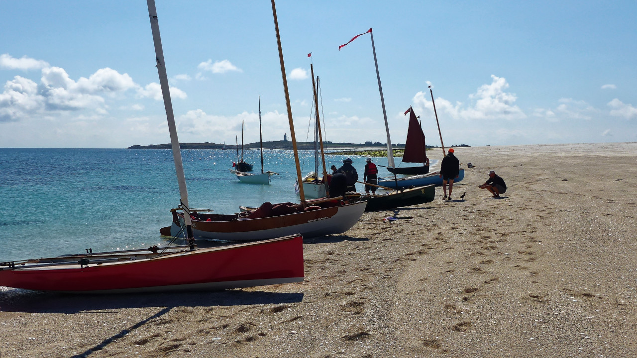 Il faut se rappeler de ne jamais laisser les bateaux à dérive pivotante ainsi : partiellement échoués, mais juste là où le ressac remue le sable et les petits cailloux et les promène dans les puits de dérive, ce qui finit fatalement par coincer une ou deux dérives plus ou moins gravement... 