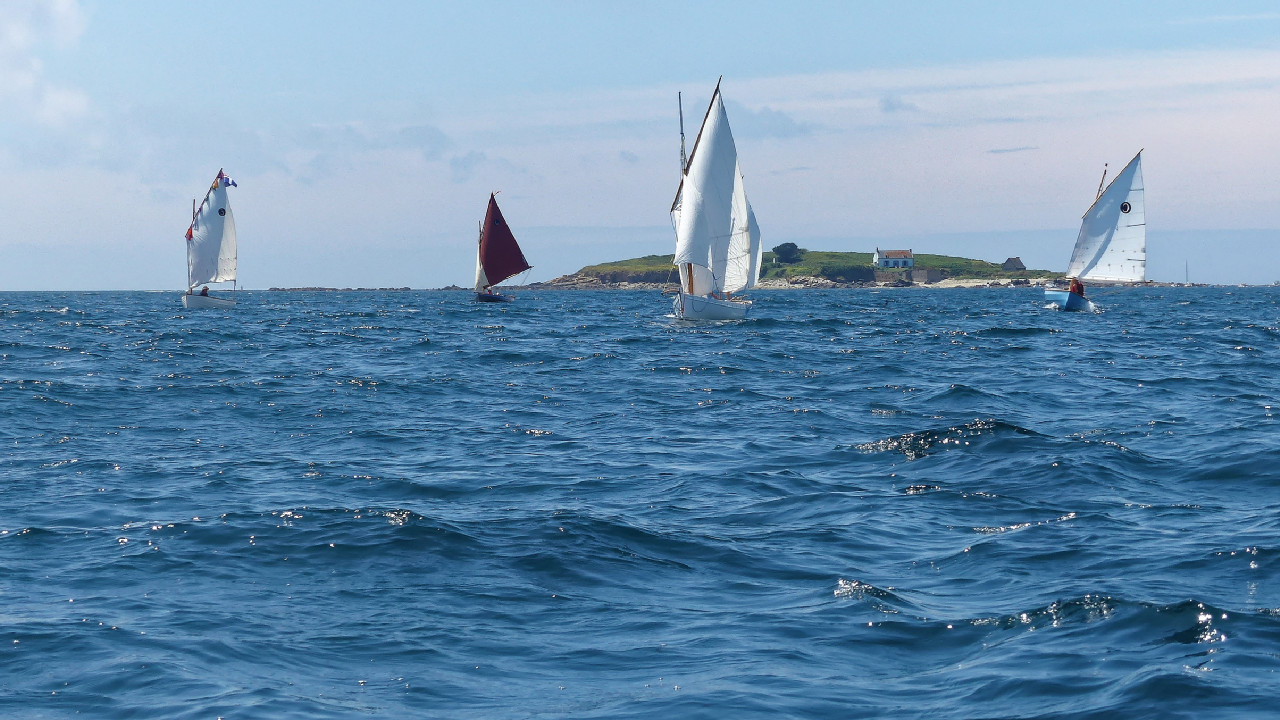 Sous le vent de l'Ile Raguénez, où nous avons brièvement regroupé la flottille. 