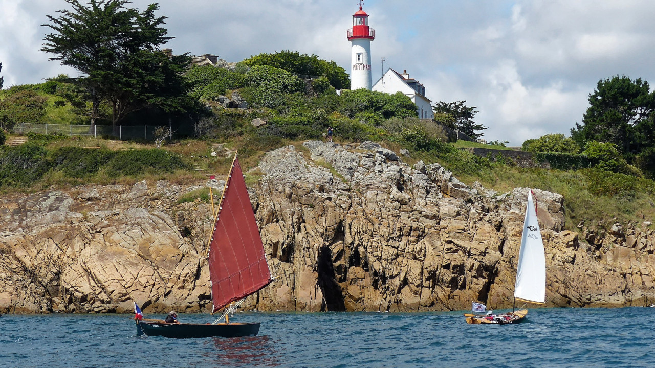 Puis sous le phare de Port Manech (facile, c'est écrit dessus !) 