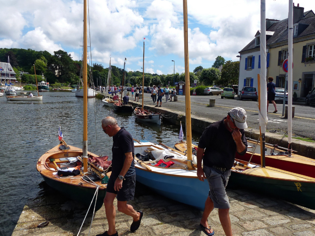 Bon, allons sur l'heure nous désaltérer au plus proche des estaminets du port, car il nous faut encore redescendre l'Aven pour aller cabanner sur la plage de Port Manech. 
