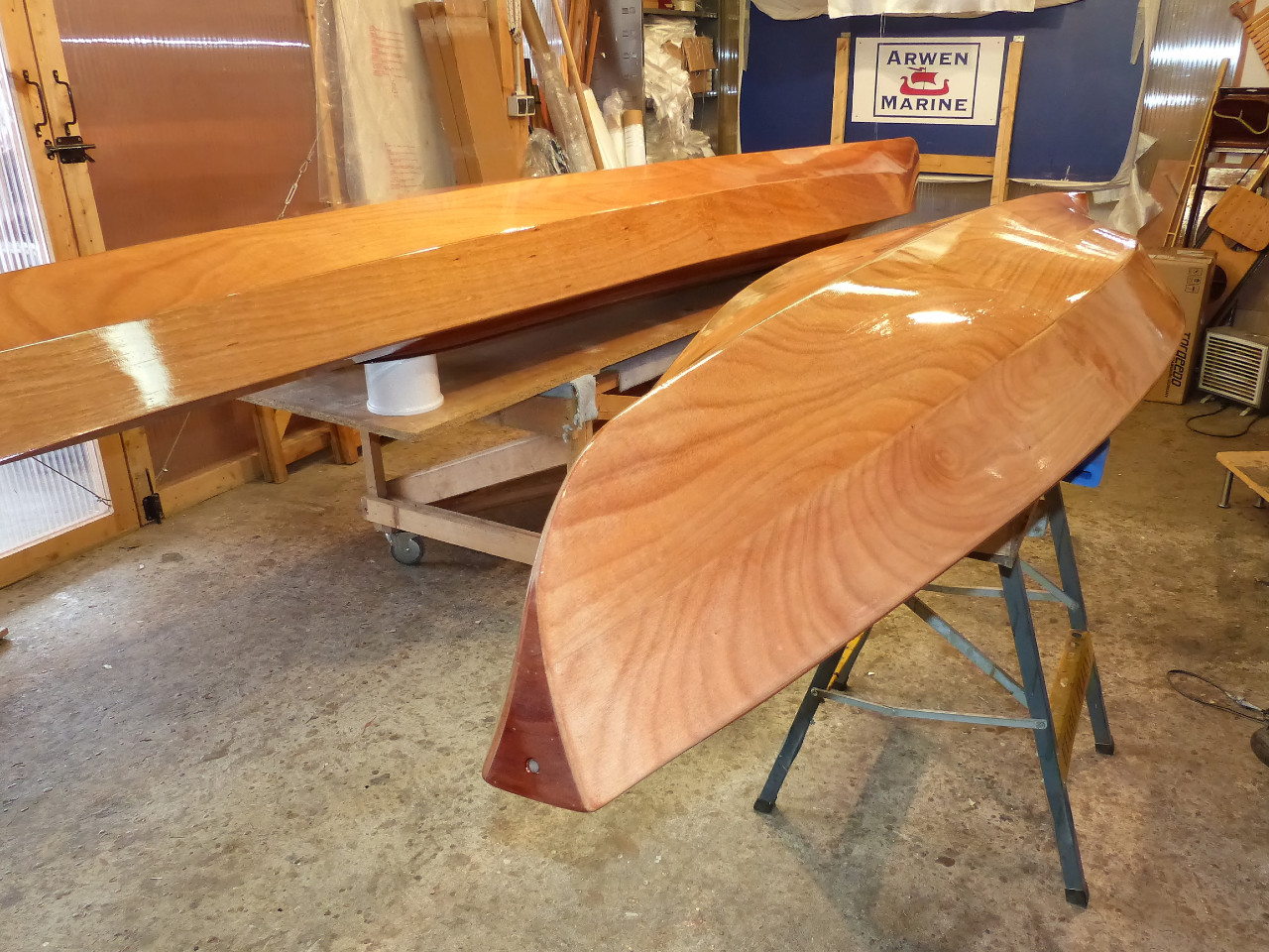 Je suis ensuite pass&eacute; au vernis sur les deux kayaks. 