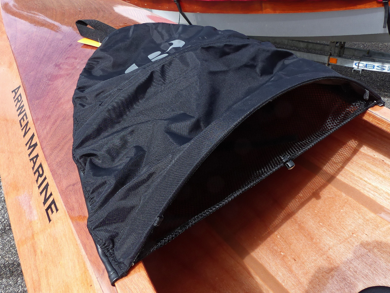 Je teste sur le Wood Duck 12 cette "demie jupe cargo" qui est constitu&eacute;e d'un filet vide-poche abrit&eacute; par une couverture en nylon enduit et tenue par un tendeur qui ceinture l'hiloire et deux arceaux pour la "tente" : pratique pour un appareil photo, une carte ou tout autre objet craignant les &eacute;claboussures et que l'on souhaite garder &agrave; port&eacute;e de main. L'obturation de la moiti&eacute; avant de l'ouverture de cockpit n'est pas g&ecirc;nante car on elle fait 97 cm de long. Prix : 29.30 &euro; TTC, pour le Wood Duck 10 et 12. 