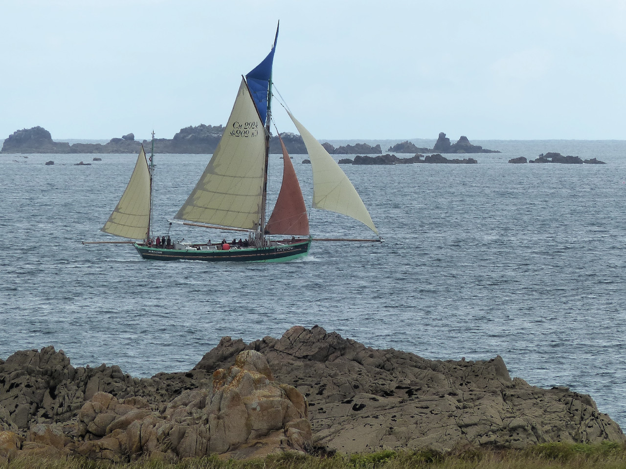 Puis nous apercevons au loin "La Nébuleuse", ancien dundee (côtre à tapecul) de pêche au thon construit à Camaret (dont il a conservé l'immatriculation) en 1949 et reconverti au transport de passager, basé à Lézardrieux, tout proche de Bréhat. 