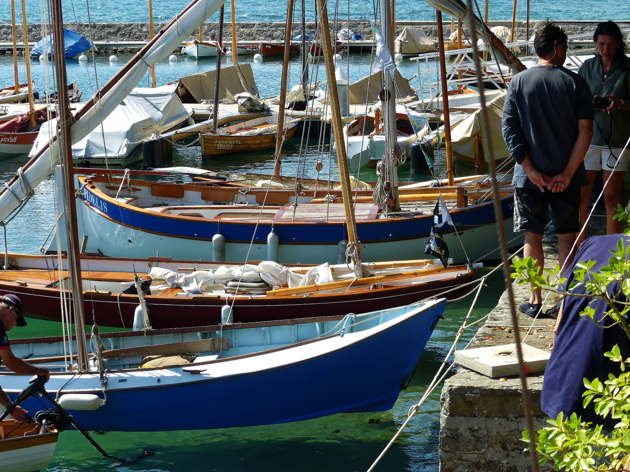 Après avoir mis tous nos bateaux à l'eau, nous prenons la mer (si j'ose ainsi dire) pour rallier le port principal de Rolle, où nous attendait le reste des canots, devant le club house de la Société Nautique Rolloise. Comme on le voit, des bateaux méditerrannéens, une bette et une barquette, se sont glissés parmi les canots. 