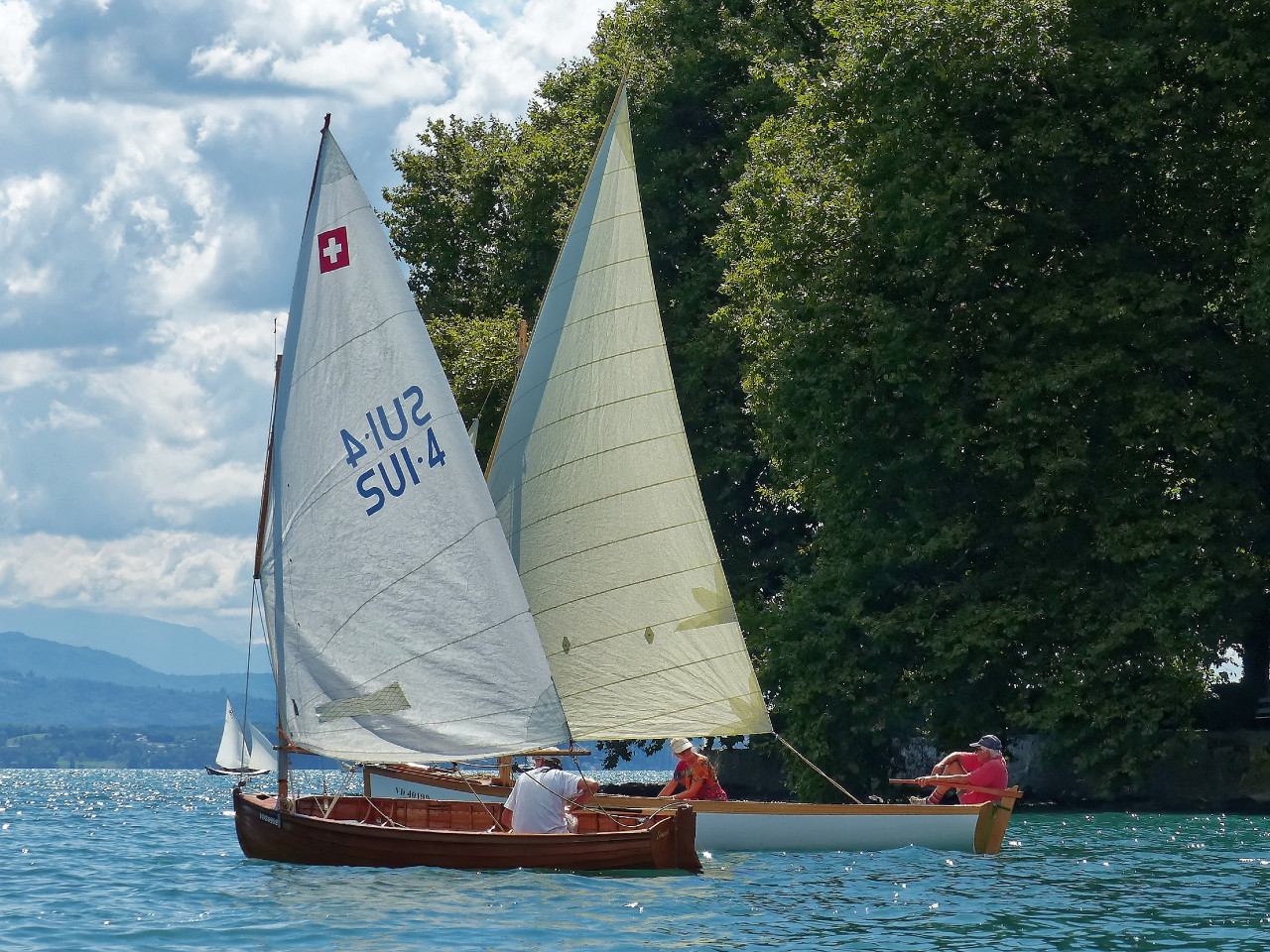 Le vent est du côté une peu léger d'idéal : suffisant pour faire bouger les bateaux à vitesse raisonnable, sans plus. 
