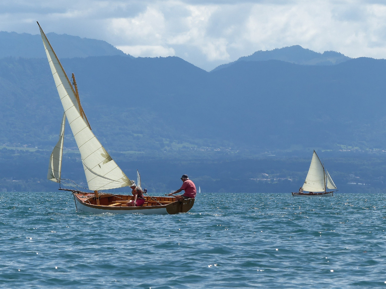 Le vent est du côté une peu léger d'idéal : suffisant pour faire bouger les bateaux à vitesse raisonnable, sans plus. 