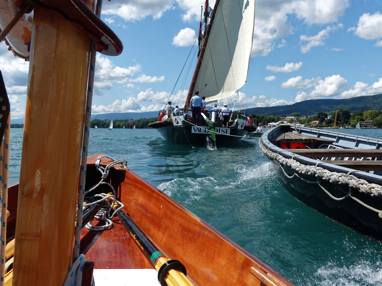 "Gandalf" rattrappe "La Vaudoise", embarcation de transport traditionnelle du Léman restaurée, motorisée et affectée au transport de passagers. 