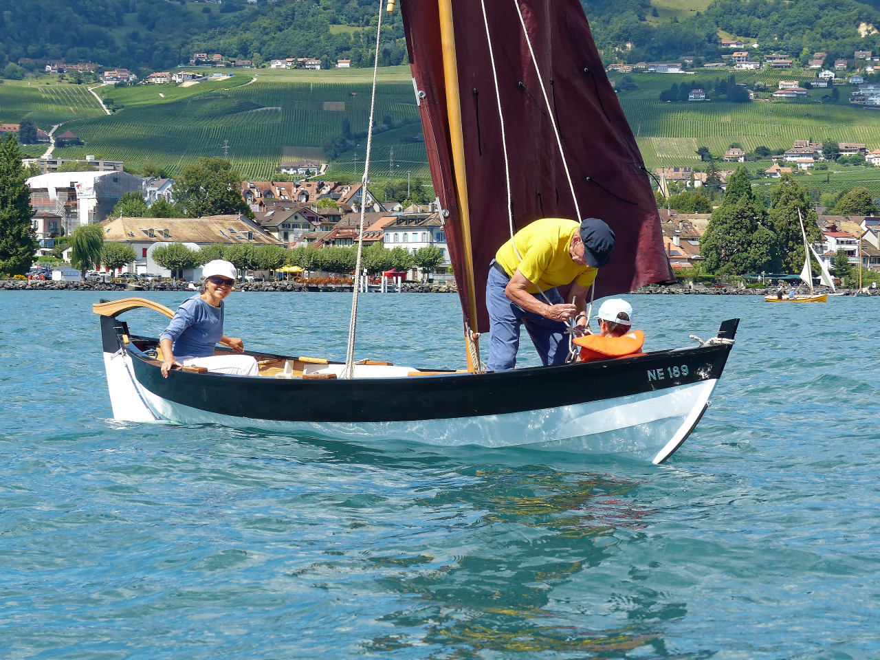 Très joli sourire pour une charmante barreuse sur cette élégante Yole de Ness ! 
