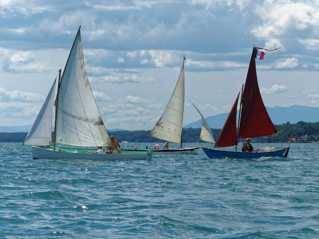 "Enfin!" tente de se dissimuler parmi les canots. 