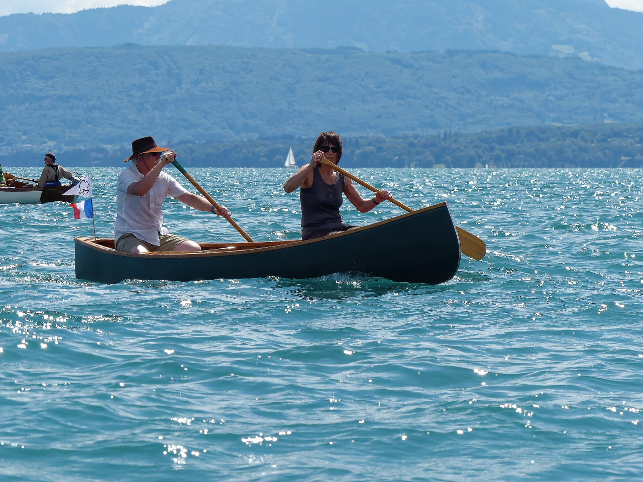 Certains canots n'ont pas de voile (et ne sont pas des canots d'ailleurs). 