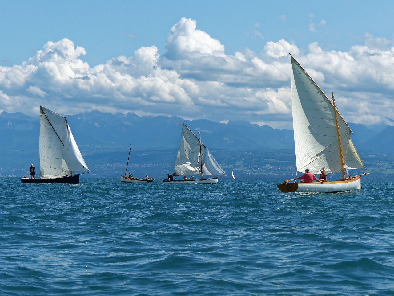 Montagnes et cumulus en arrière-plan. 