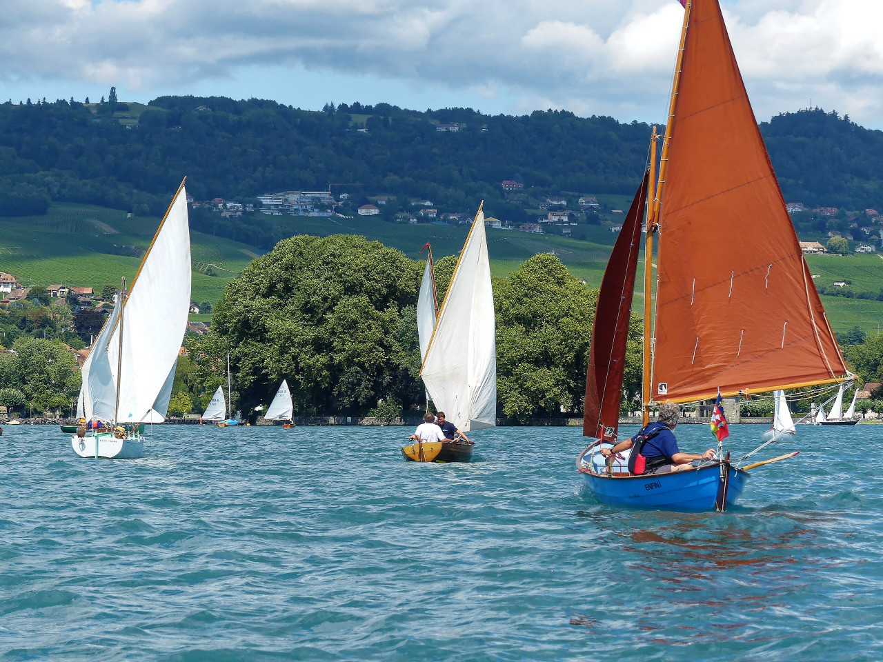 Hervé poursuit ses efforts pour se fondre parmi les canots en adoptant leurs attitudes. 