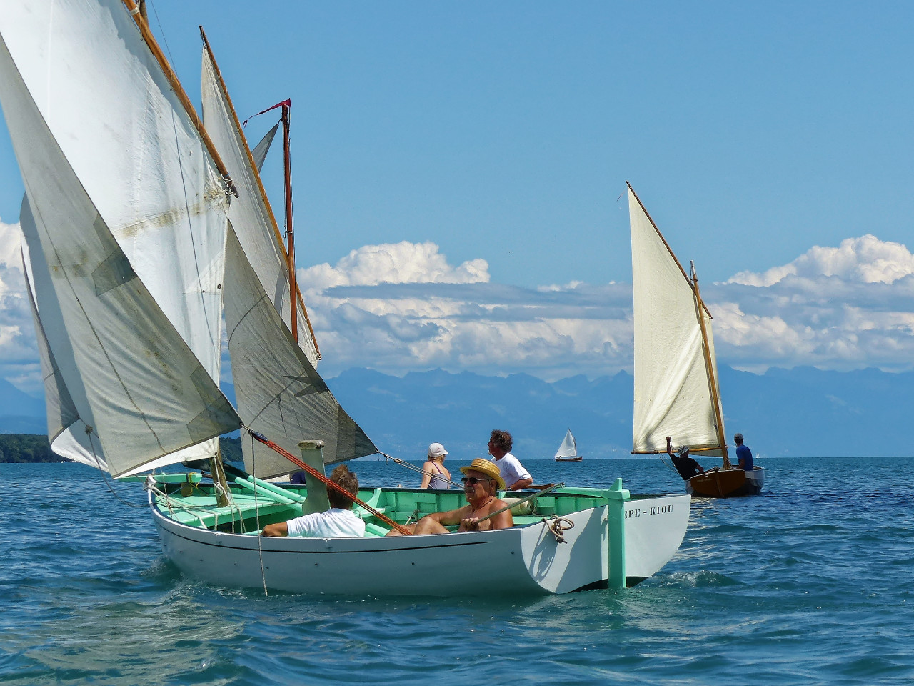 Le gréement standard des canots est le sloup associant une voile au tiers non bômée et un foc sur bout-dehors. 