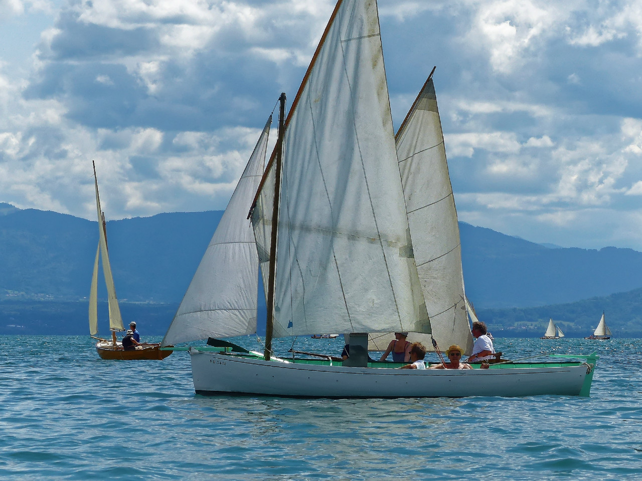 Le gréement standard des canots est le sloup associant une voile au tiers non bômée et un foc sur bout-dehors. 