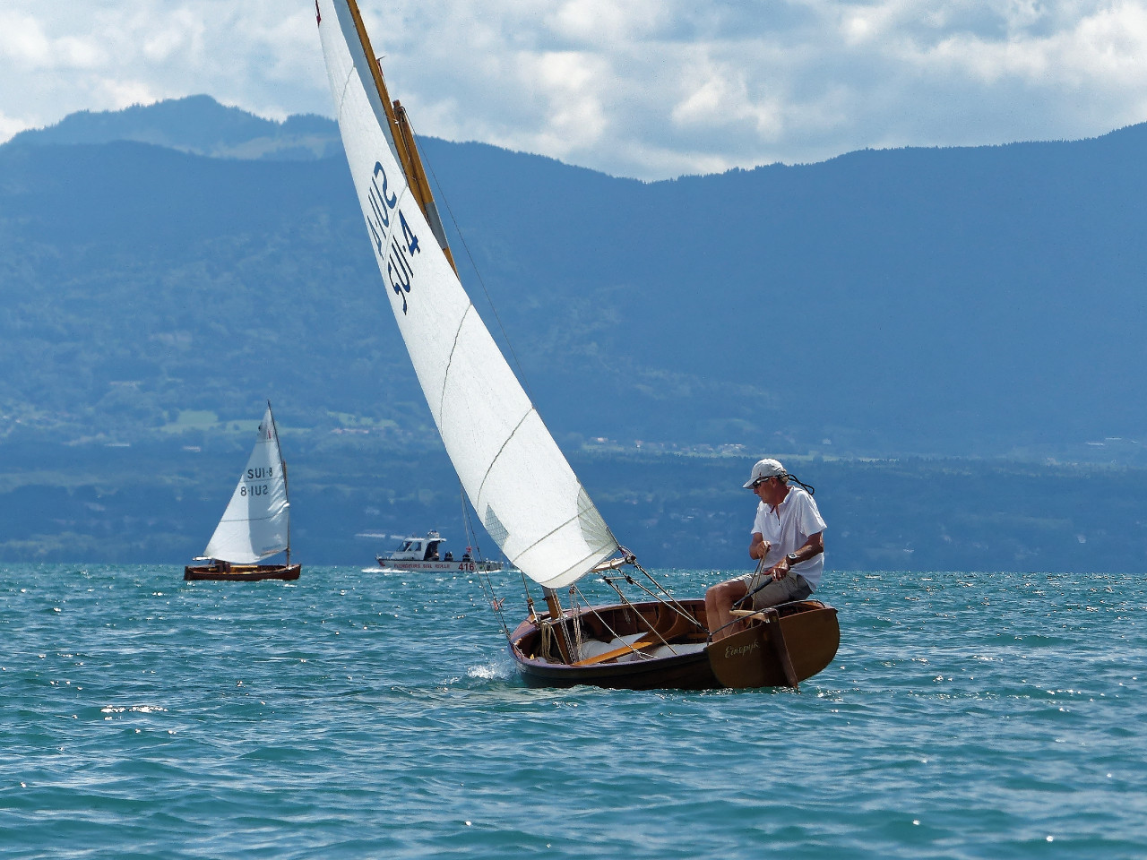 Les deux Dinghy 12, que je n'ai pas eu l'occasion de regarder de près afin d'évaluer la façon dont leur voile au tiers est accastillée. 