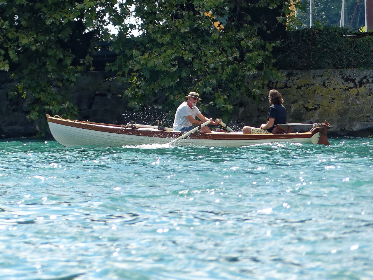 Une jolie yole sans gréement. 