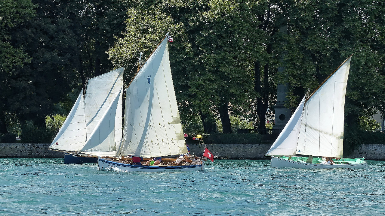 Le bateau de tête sur cette image est gréé en ketch à livarde, mais il ne portera que très peu de temps son artimon car le vent était un peu fort. 