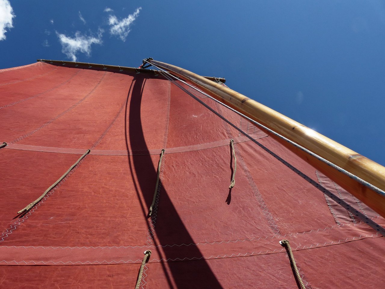 Le haut du mât de "Gandalf" cintre de façon assez importante, comme le montre cette image. 