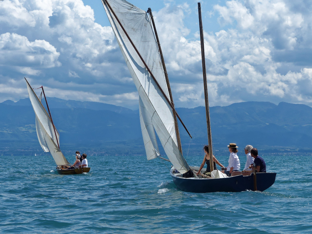 On voit très bien le mât d'artimon dénudé sur cette image. Aucune bande de ris n'étant prévue dans les voiles, c'est du tout ou rien. 