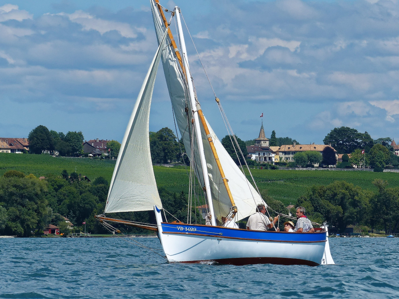 Rencontre surprenante avec une barquette marseillaise immatriculée localement. 