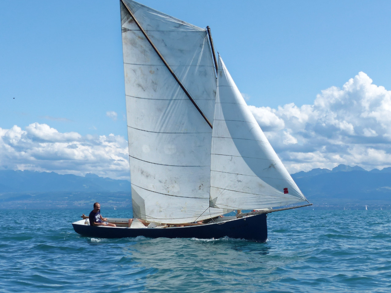 Impressionnante surface pour cette voile à livarde. 