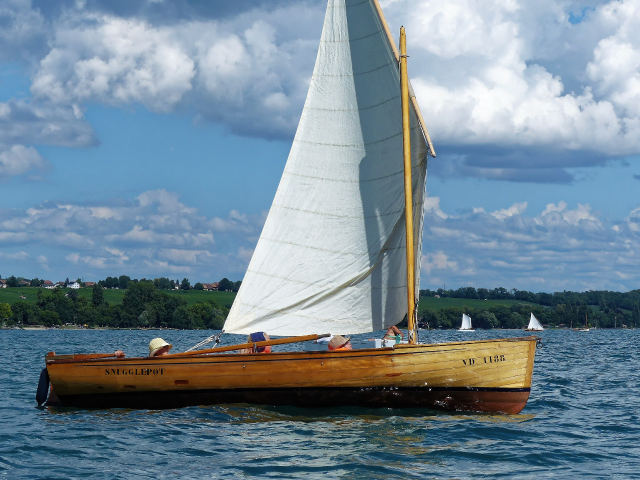 Leçon de choses sur le réglage des voiles au tiers : la tension sur la drisse et/ou l'amure est insuffisante, et la tension de l'écoute se combine avec la torsion impartie par la vergue pour créer ce gros pli en diagonale entre le point d'écoute et le haut du guindant.. 