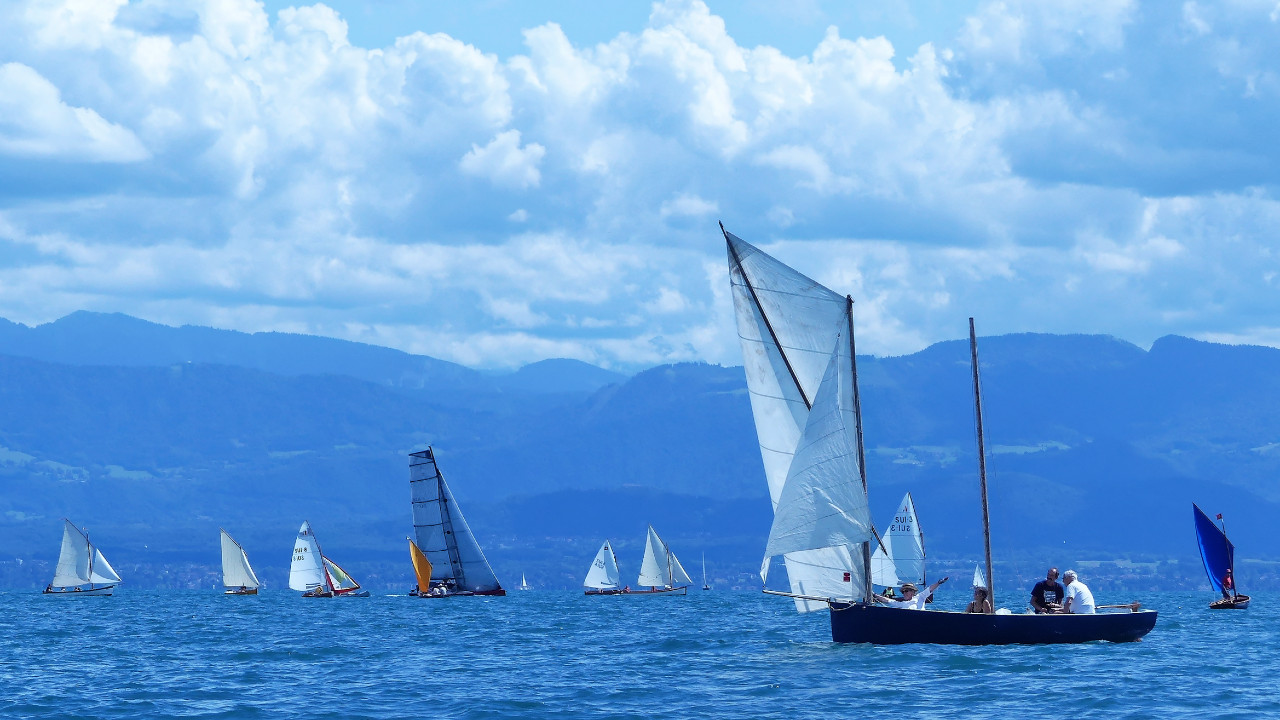 Un intrus "moderne" traverse la flottille des canots. 